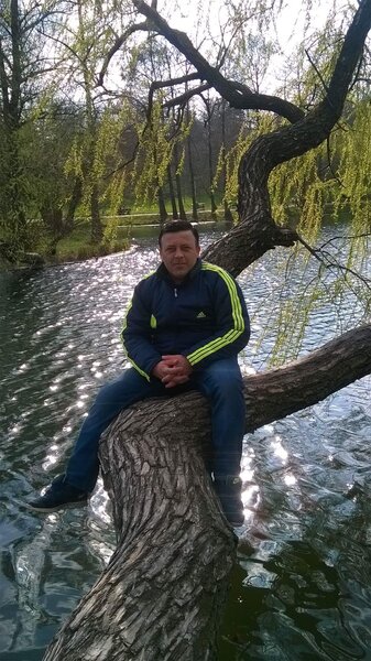 Tanar serios caut tanara